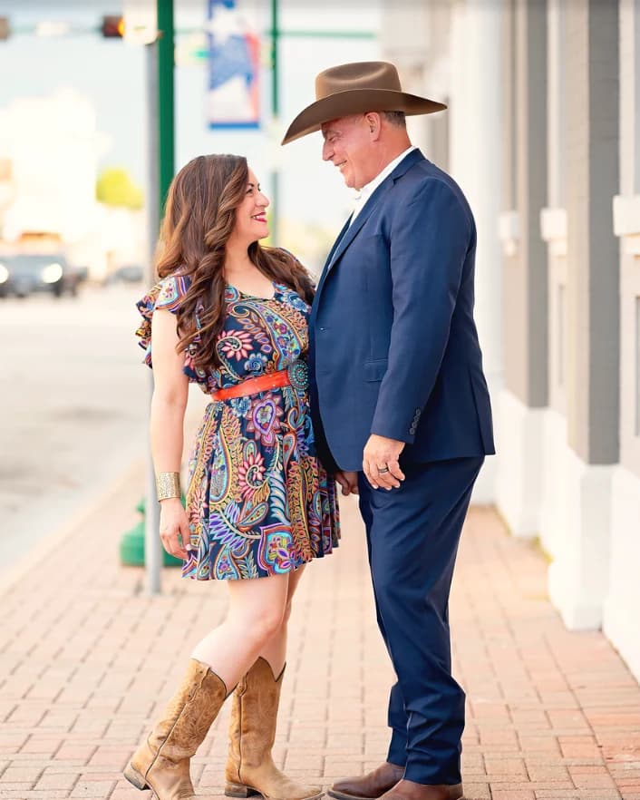Doug Hazelwood y Karina, dueños de Superior Mobile Home Solutions, de pie en una calle de Texas.